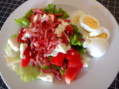 Salade de tomates, oeuf, lardons